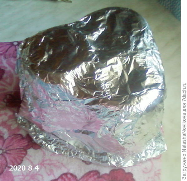 потом под фольгу и "шубу" остывает более суток, хранится в шкафчике на кухне