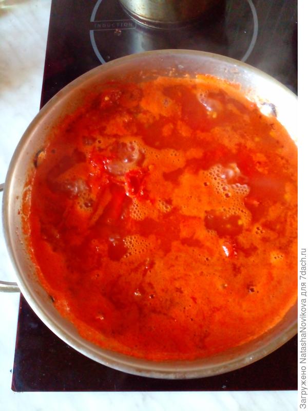 2,5 кг томатов нарезать, добавить пару ложек растительного масла и тушить на среднем огне 20 минутть