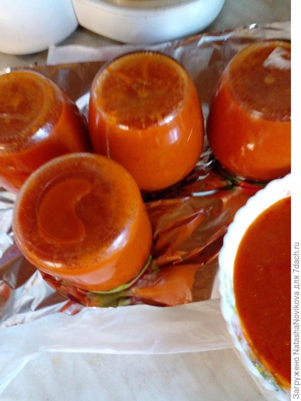 в кипящем состоянии разлить по горячим баночкам, хорошо укутать до остывания, хранится в кухонном шкафчике