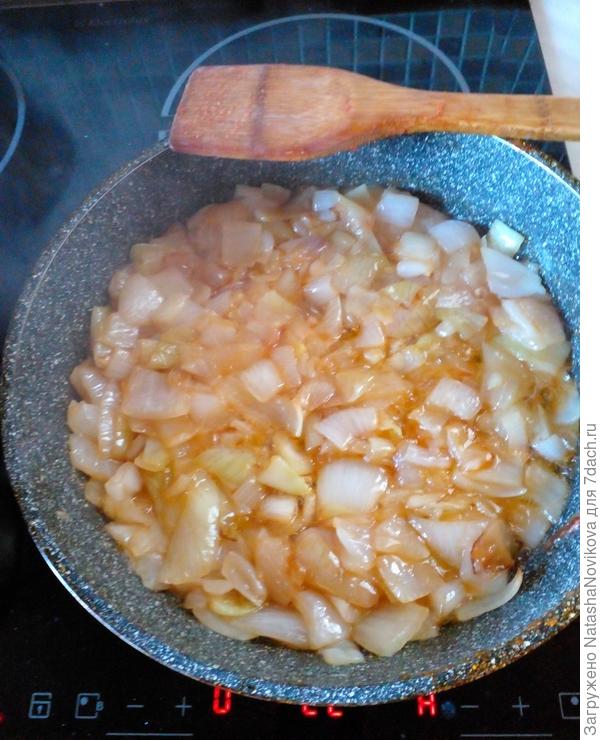 одновременно крупно порезать две луковицы и обжарить до коричневого цвета