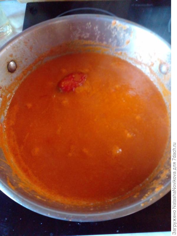 соединить лук и томаты, пробить блендером, добавить соль, сахар, любимые травки потушить ещё10 минут