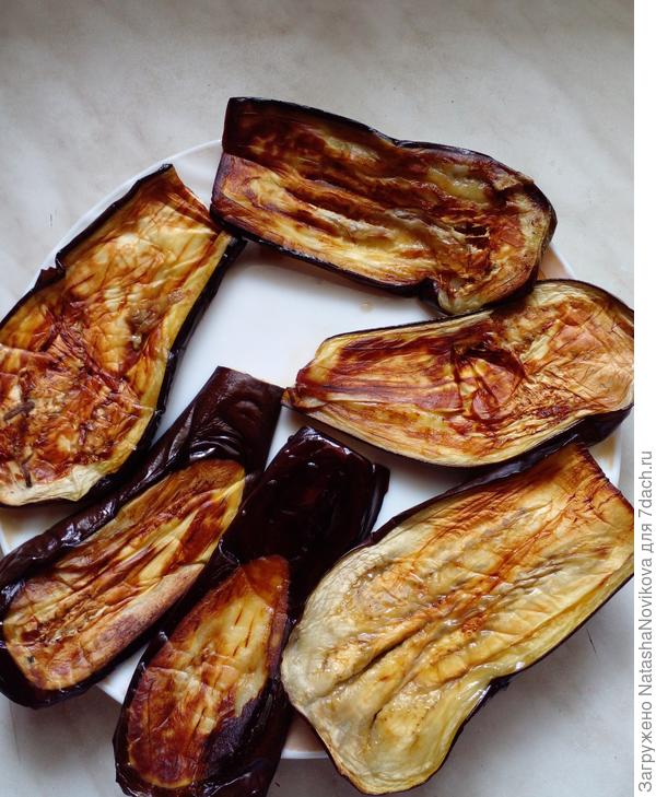 на тарелке остывают и стекает лишнее масло