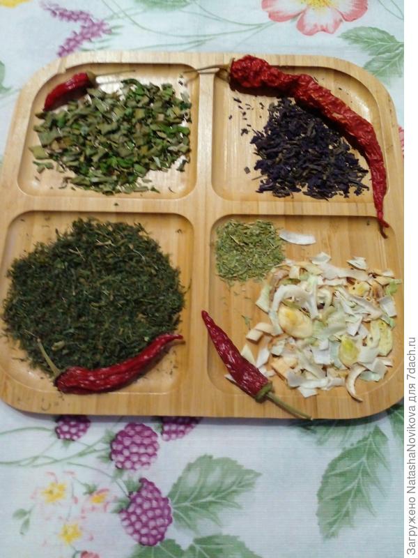 перо зеленого лука, фиолетовый базилик, укроп, пажитник, лук-порей - всё сушила в режиме конвекция в духовке