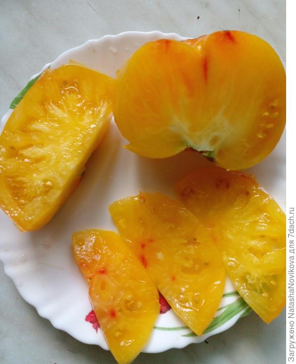 сочная и красные полоски внутри