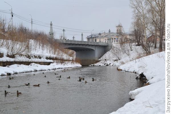 даже в центе города ещё сугробы