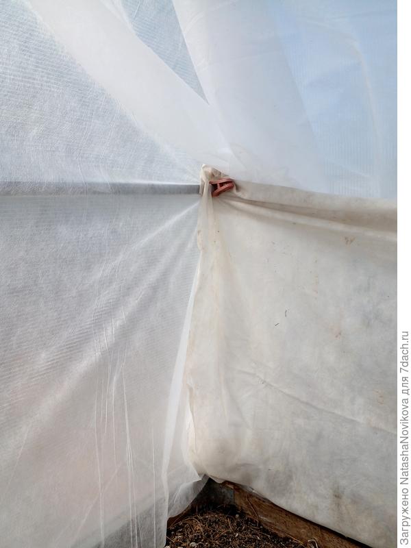 по углам укрывной пустила внахлёст