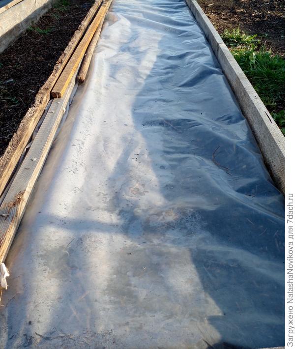 придавила пока рейками, но уже горит, хотя на улице +26°