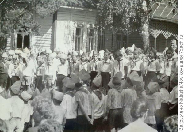 Вторая справа, перед женщиной, я...эх...взгрустнулось, жизнь...бежит куда то