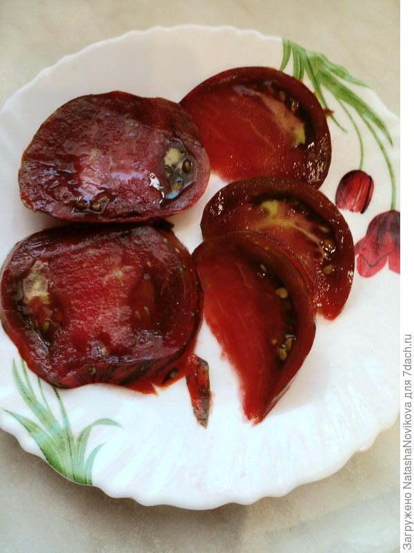 шкурка тоненькая, сам томат не водянистый, а сочный, я бы сок от этого томата пила бы каждый день))