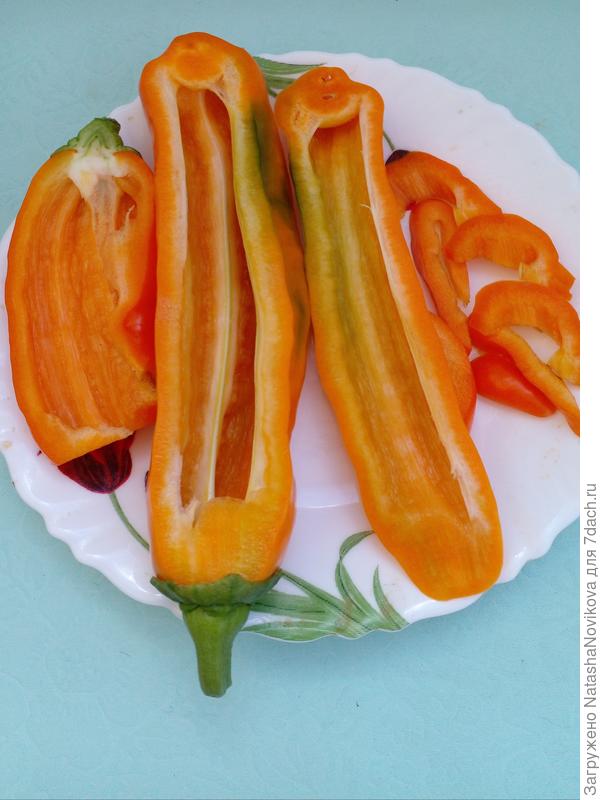 три перчика разрезала - семян нет