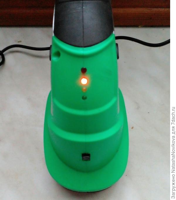 подключила зарядное устройство - горит только красный