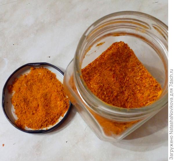 была целая 250 г баночка, думала до нового урожая хватит, но уже меньше половины осталось.