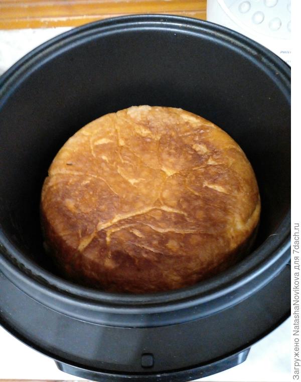 аккуратно опускаю хлебушек обратно в кастрюлю мультиварки и допекаю.