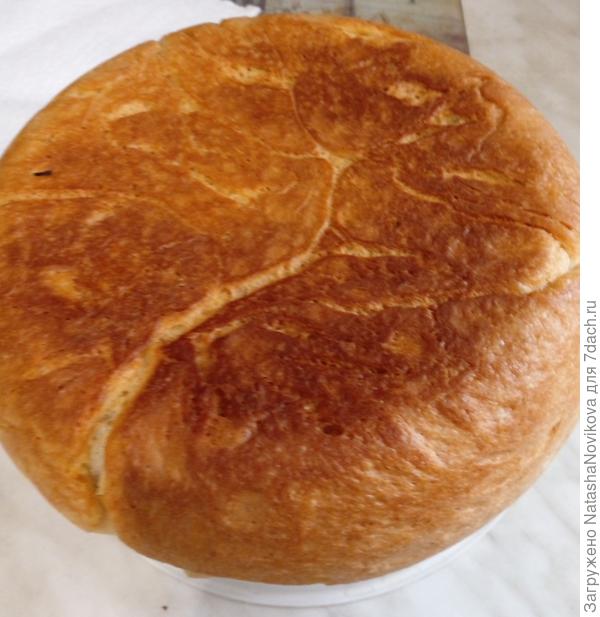 кастрюлю пустую возвращаю в мультиварку, на фото хлеб сырой стороной на чаше для варки риса