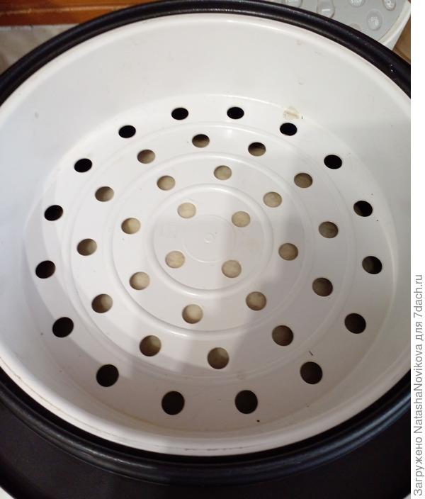 нижняя сторона хлебушка испеклась, опускаю чашу и вынимаю кастрюлю от мультиварки вместе с хлебом на стол