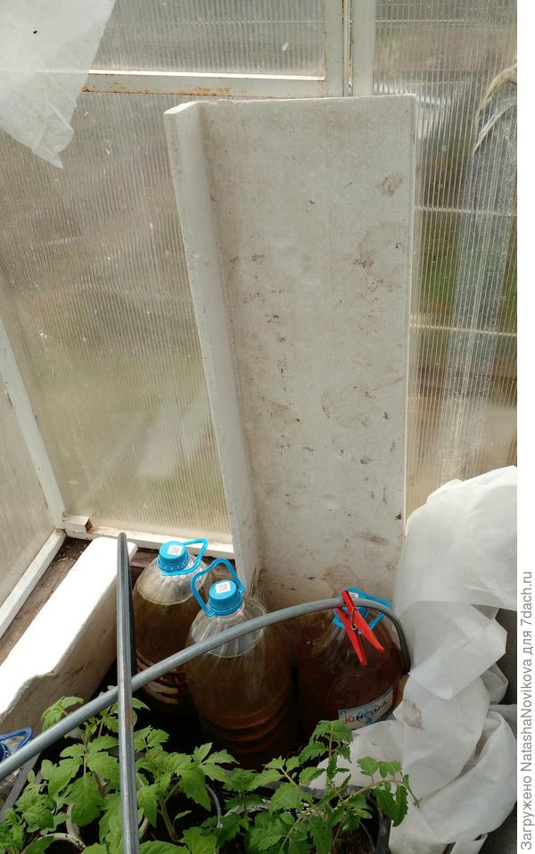 по периметру обставлю пенопластом