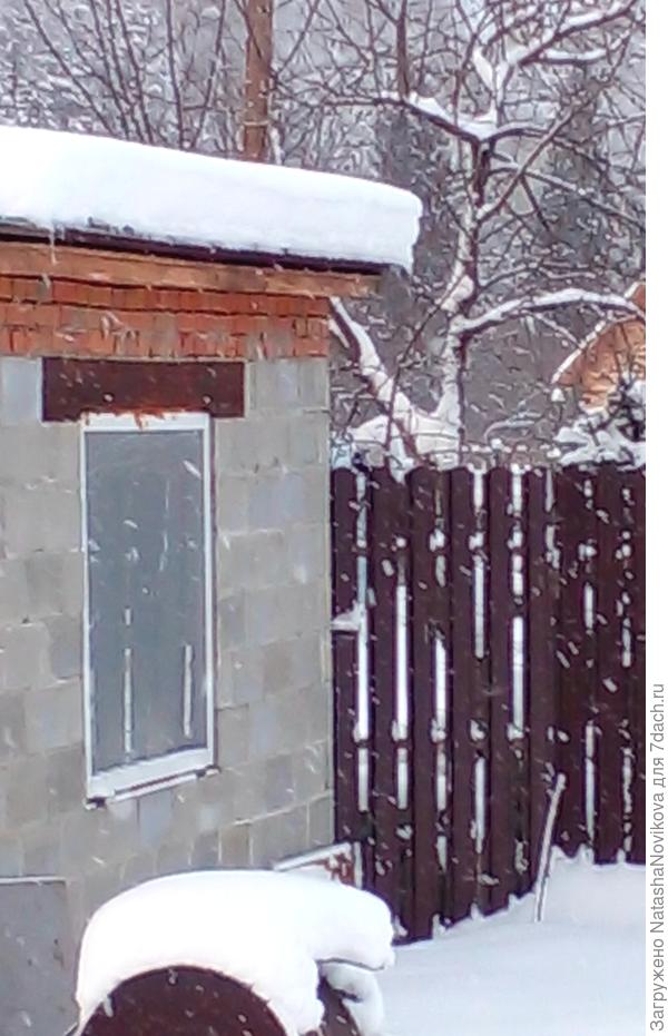 на крыше гаража 22 см и там постоянно сметает снег