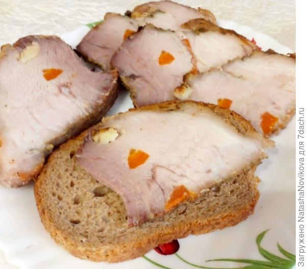 свиной окорок шпигованный морковью и чесноком