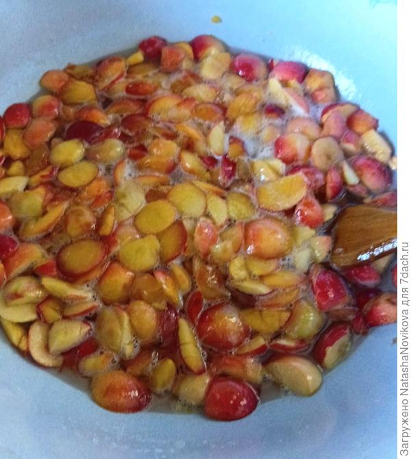 Сейчас джем доварю. У меня яблочки не растут, подружка одарила.
