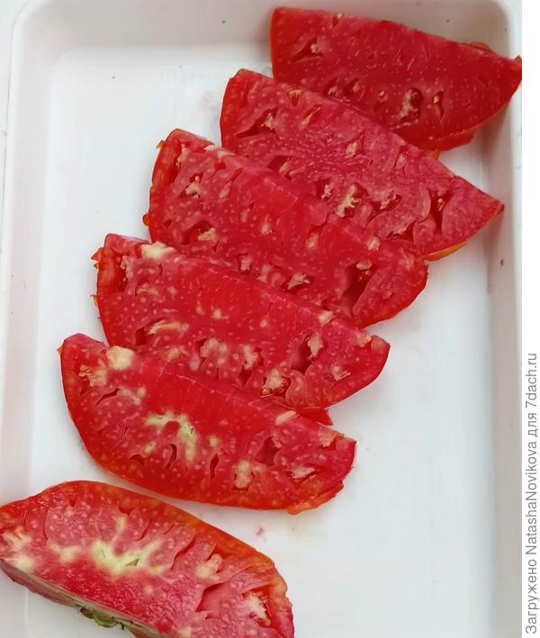Вкус чисто томатный, хоть с чем можно смешивать. Не кислит. Я бы сказала пресноват, но томат и должен быть классического вкуса, не сахарный, не кислый, а просто томатный😀
