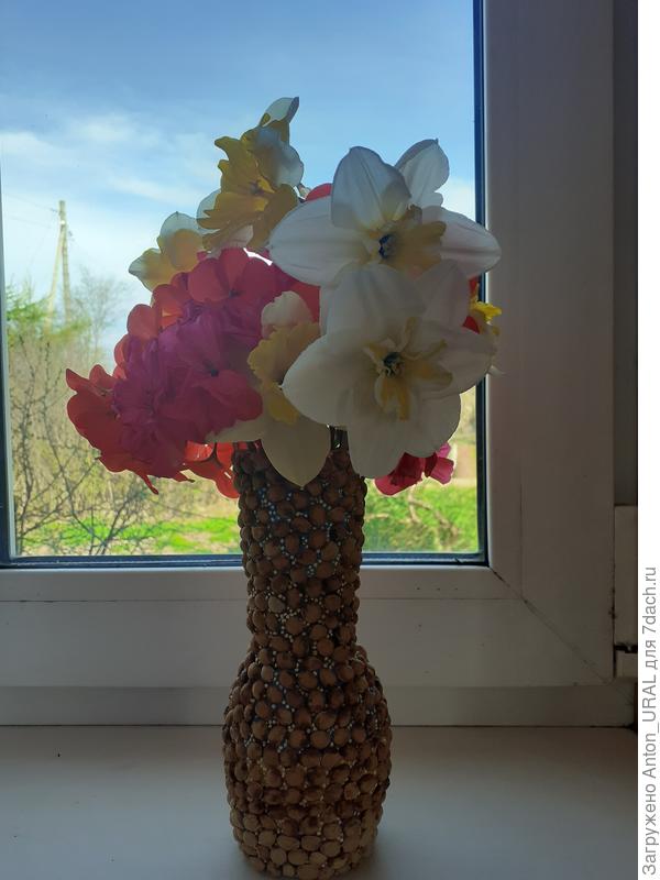 Это стеклянную вазочку украшал, ещё есть бутылка, там использовал другие косточки.