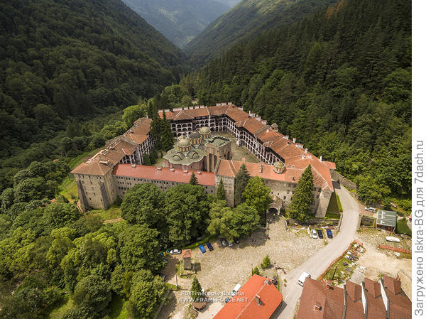 Вид на монастырь сверху.