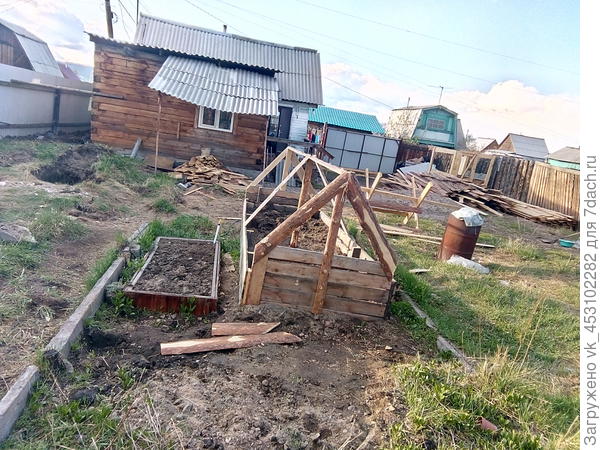 Справа восток