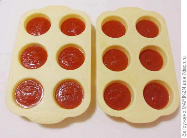 Можно замораживать томатную пасту. Силиконовые формы для заморозки томатной пасты. Заморозка томатной пасты в ячейках для льда. Заморозка томатной пасты в силиконовой форме. Томатный лёд.