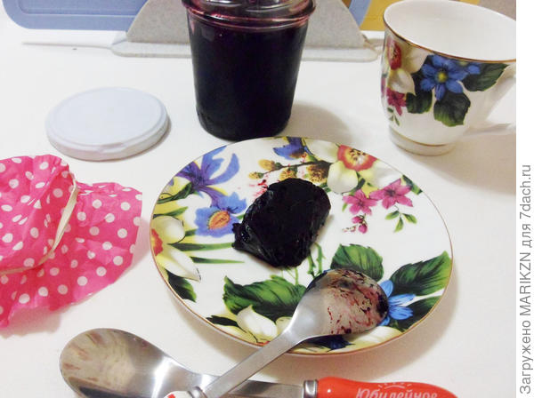 Заодно и чаек попьем! Вкус у джема мягкий, в меру сладкий. сбалансированный.