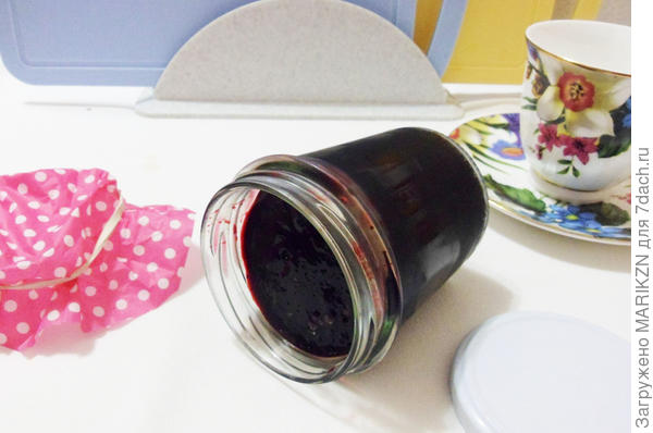 Не больное количество смородины хорошо держит джем.