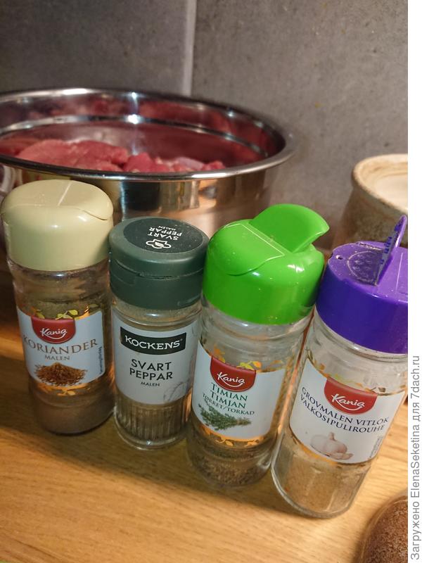 Соль,чесночный порошок, чёрный перец, тимьян  и молотый кориандр - один из десятков  вариантов ароматизации мяса для сушки!