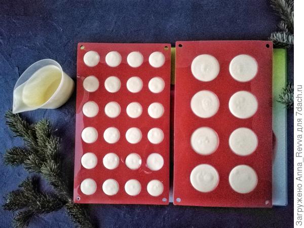 Я разливала мусс из баварского крема по вот таким формам, а потом, когда замёрзли, соединяла в шары.