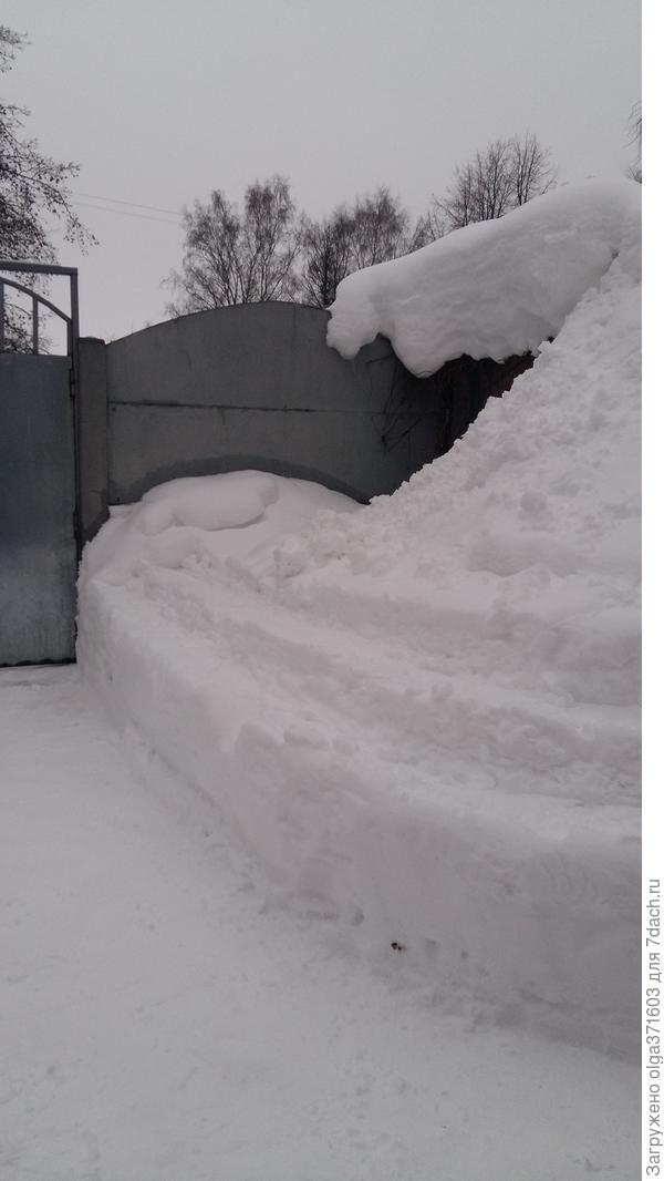 Уступы не для красоты, а чтобы снег не скатывался.