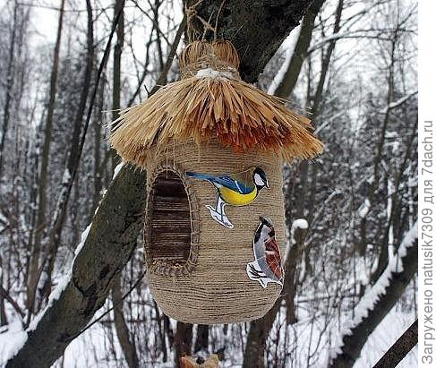 В вашу копилочку ещё идея кормушки детям в школу.