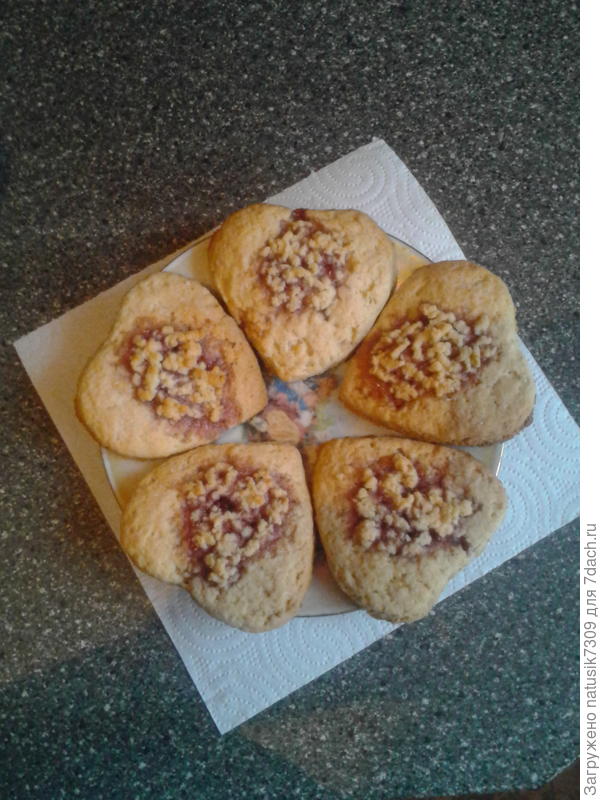 Вместо джема малиновое варенье в углубление положила, а оно жидковатое. Поэтому оставшееся тесто натёрла на тёрке и посыпала в цент печенья