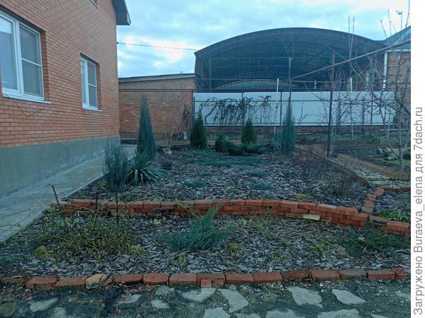 Цветник под окнами домика