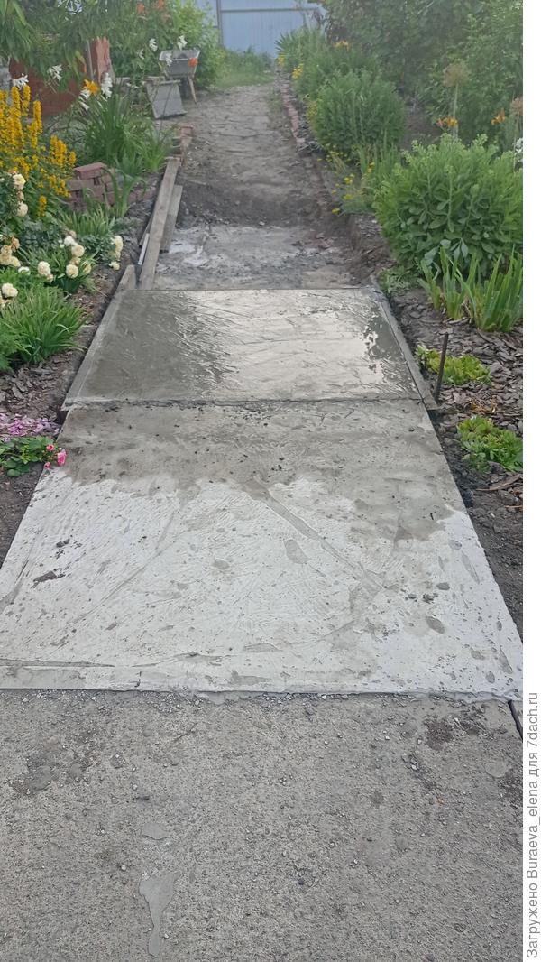 Третья секция... Работа продвигалась медленно. Регулярные дожди и не менее регулярные командировки не располагали к быстрой работе... Иногда в неделю удавалось 2 секции залить, а весь июль и половину августа - мы в командировках. Работа стояла.