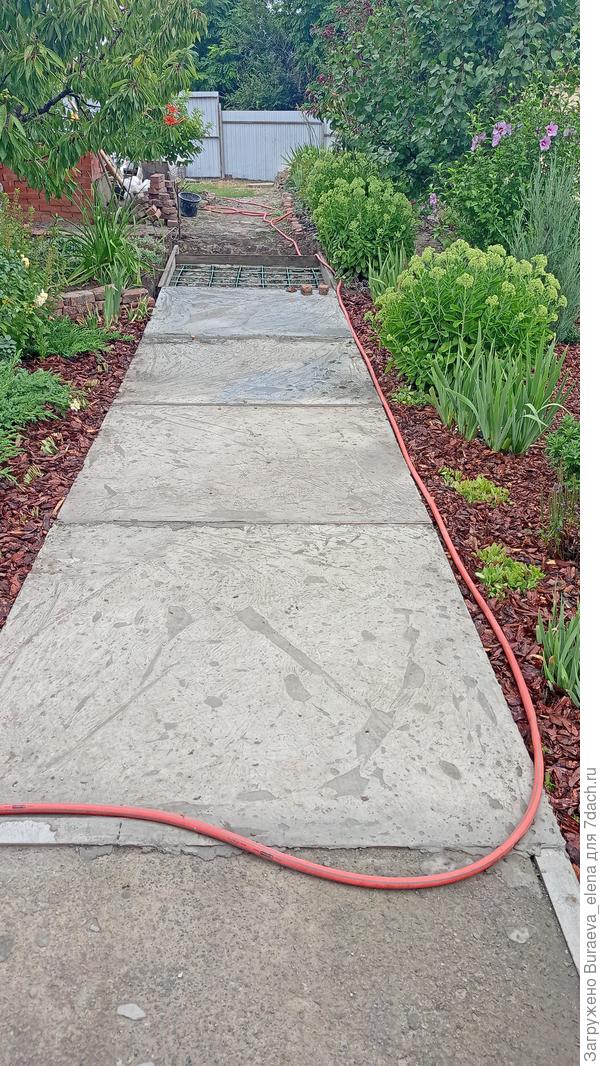 Дорожка становится красивой. И по ней ходить в любую погоду - это прекрасно. Ноги не подворачиваются