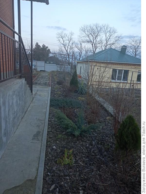 тут она хорошо видна опорная стенка. соседи на пару метров нижу - мы на склоне холма живем