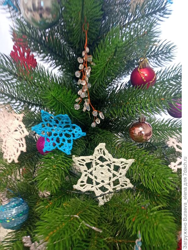 Снежинки и самодельная елочная игрушка