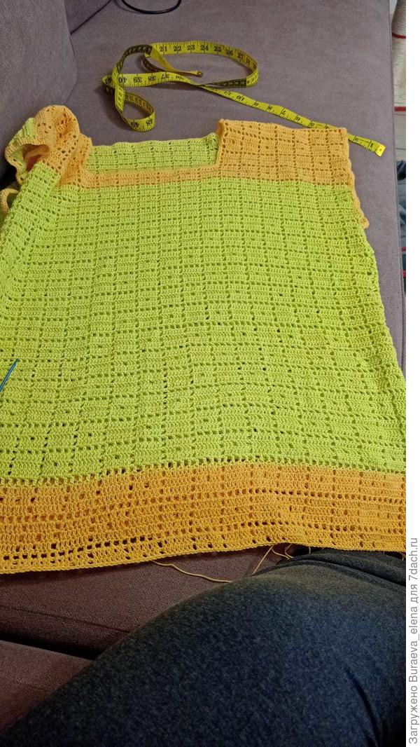 А это туника, узор где-то в недрах интернета увидела. А балахонистые туники на лето на моих габаритах неплохо смотрятся.  Вяжу из остатков ниток