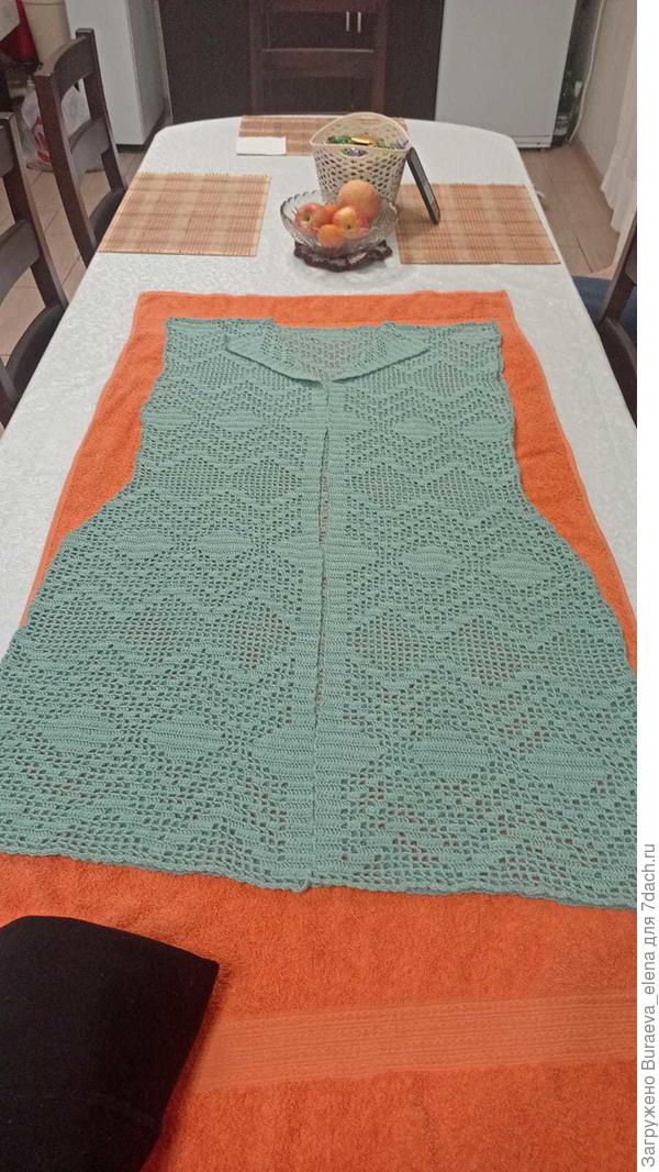 Вот тут недавно закончила... Он без рукавов и запланирован (изначально) без пуговиц. Нитки - тонкая шерсть и филейное вязание. Узор придумала сама - заполняла клеточки в тетрадке с клеточками. Вязала в попе шире, в талии и спине уже... Ибо я дама габаритная и габариты прям различаются у верха и низа