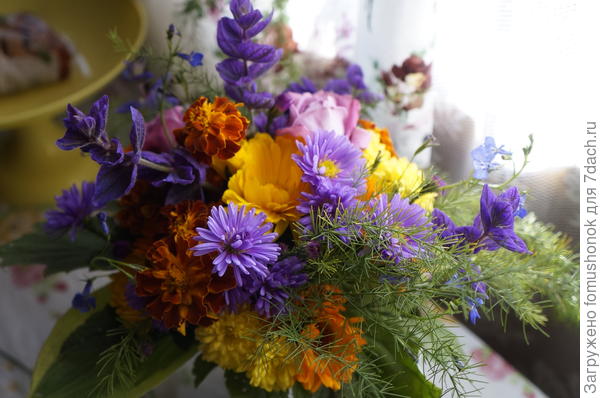 Вот этот букетик собран из того, что цвело одновременно с астрочкой. По-моему, все составляющие к месту.