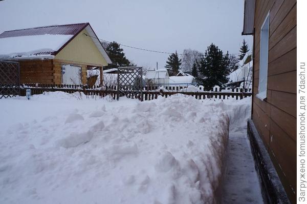 Высота забора примерно 1,5 метра. Вот столько у нас снега.