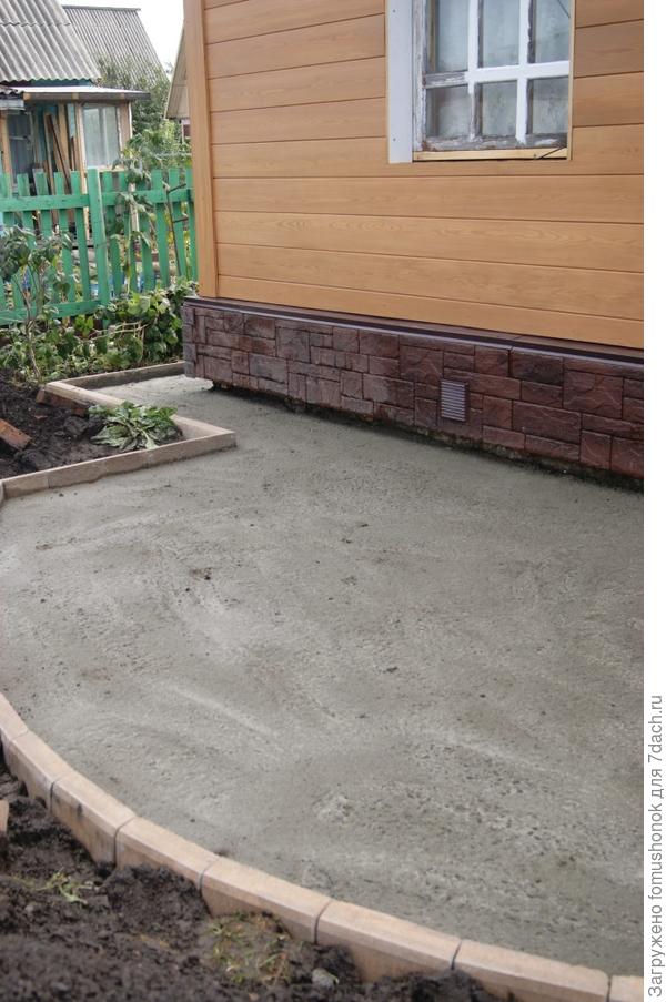 Насыпается слой щебня, кладётся сетка армирующая, затем кладётся бетон.