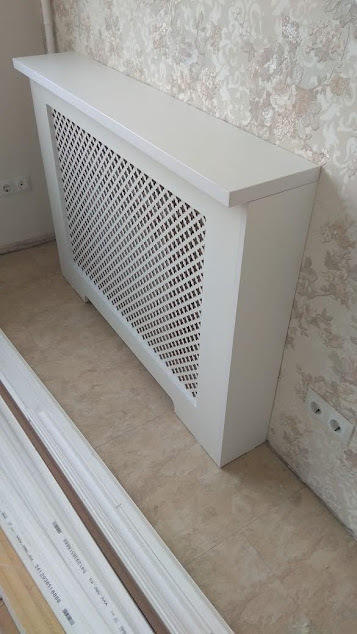 Установили. Осталась отделка решётки узенькими молдингами.