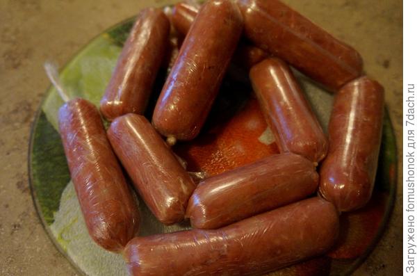 Состав: говядина, курица, специи.)