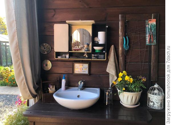 Хочу ещё полочку под столешницей и на стену декор, крючочков красивеньких... Идеи есть, да всё никак с силами не соберусь, поэтому пока так...))