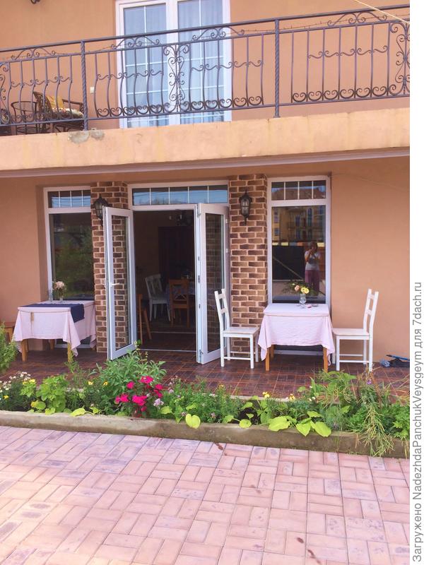 терраса вдоль дома.примыкающая к столовой
