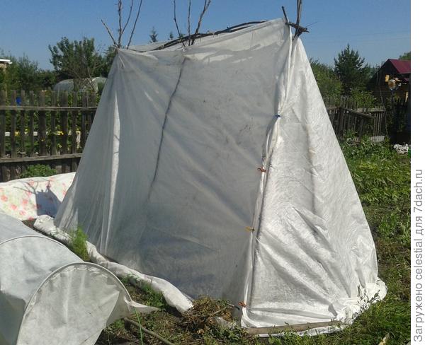 Жерди и укрывной материал  спасут от жары и холода.  Все своими руками . Быстро ,недорого и эффективно.